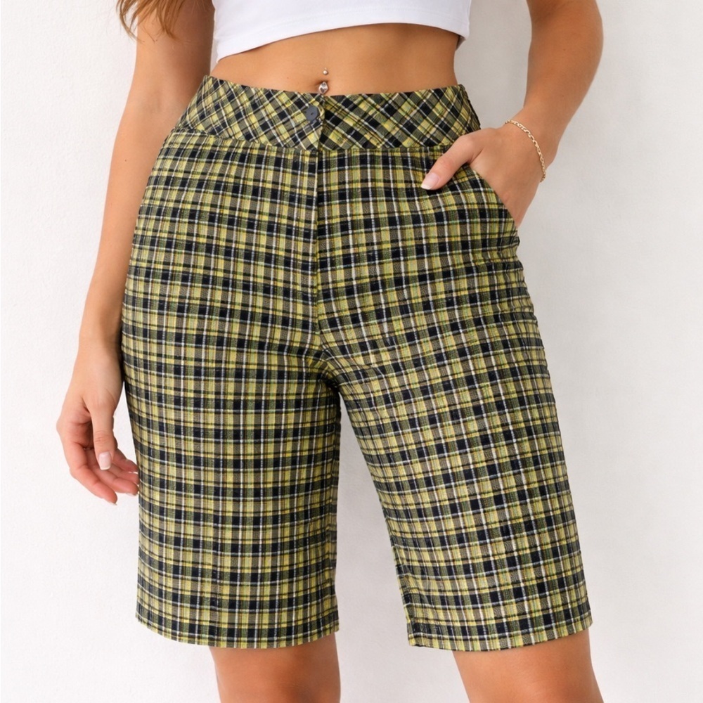 EXCELLENT CONDITION WOMEN’S SIZE 10 TAIL PLAID HIGH WAISTED BERMUDA GOLF SHORTS